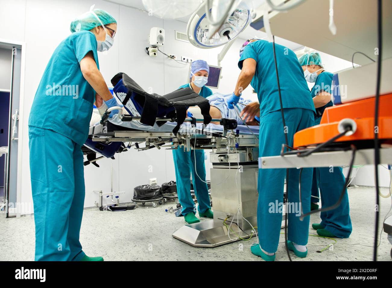Traitement chirurgical du cancer de la prostate, prostatectomie radicale, robot chirurgical Da Vinci, équipe de chirurgiens des docteurs Madina & Azparren, Urologie, chirurgie Banque D'Images