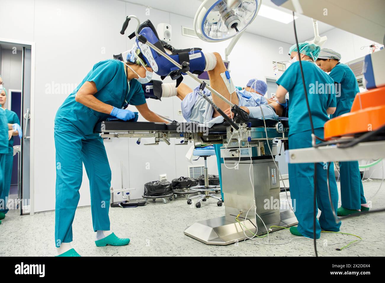 Traitement chirurgical du cancer de la prostate, prostatectomie radicale, robot chirurgical Da Vinci, équipe de chirurgiens des docteurs Madina & Azparren, Urologie, chirurgie Banque D'Images