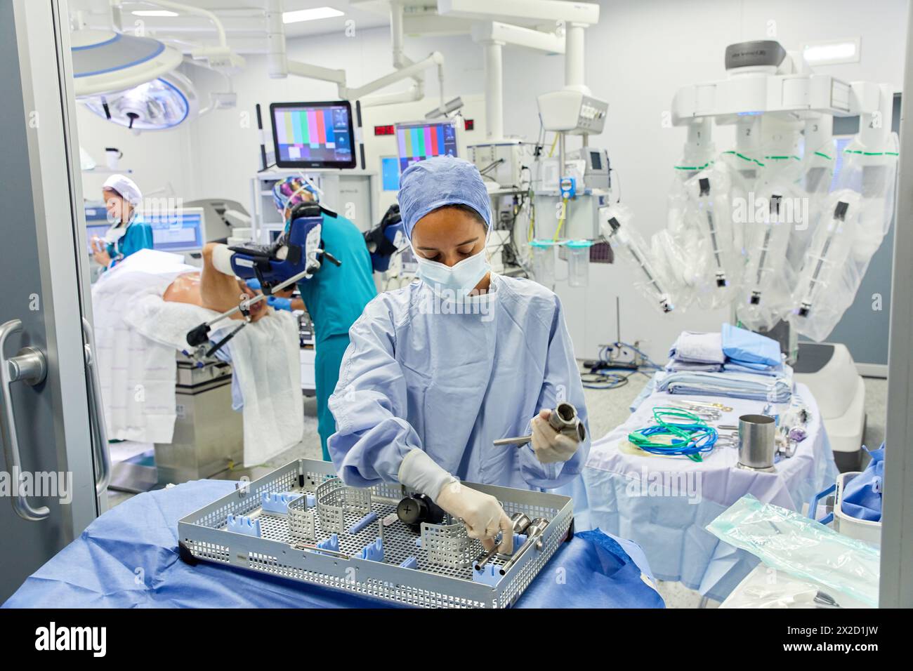 Traitement chirurgical du cancer de la prostate, prostatectomie radicale, robot chirurgical Da Vinci, équipe de chirurgiens des docteurs Madina & Azparren, Urologie, chirurgie Banque D'Images