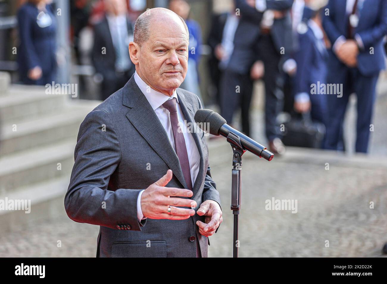 Hannover Messe Eröffnung 2024 O-ton, Bundeskanzler, Olaf Scholz SPD zur Bedeutung der Hannover Messe, Roter Teppich Eingang Glasfoyer Hannover Congress Centrum HCC, Niedersachsen Allemagne *** Hannover Messe Opening 2024 O ton, Federal Chancelier, Olaf Scholz SPD sur l'importance de la Hannover Messe, tapis rouge entrée foyer en verre Hannover Hannover Congress Centrum HCC , basse-Saxe Allemagne Banque D'Images