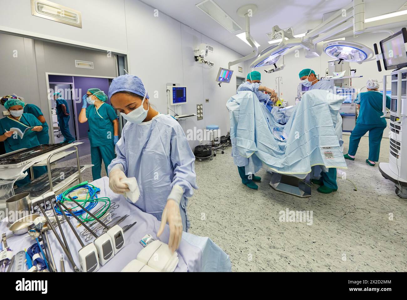 Traitement chirurgical du cancer de la prostate, prostatectomie radicale, robot chirurgical Da Vinci, équipe de chirurgiens des docteurs Madina & Azparren, Urologie, chirurgie Banque D'Images
