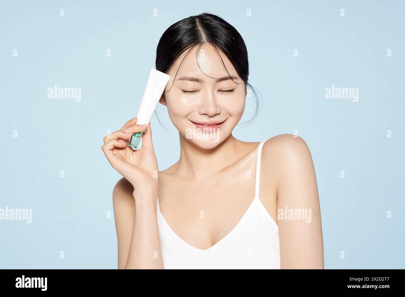 Femme asiatique pose avec White Eye Cream Banque D'Images