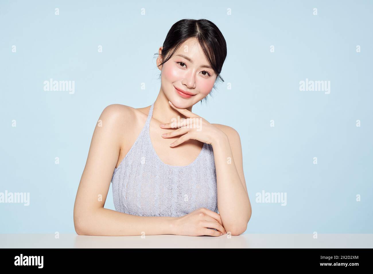 Femme asiatique posant avec le maquillage de ton frais d'été Banque D'Images