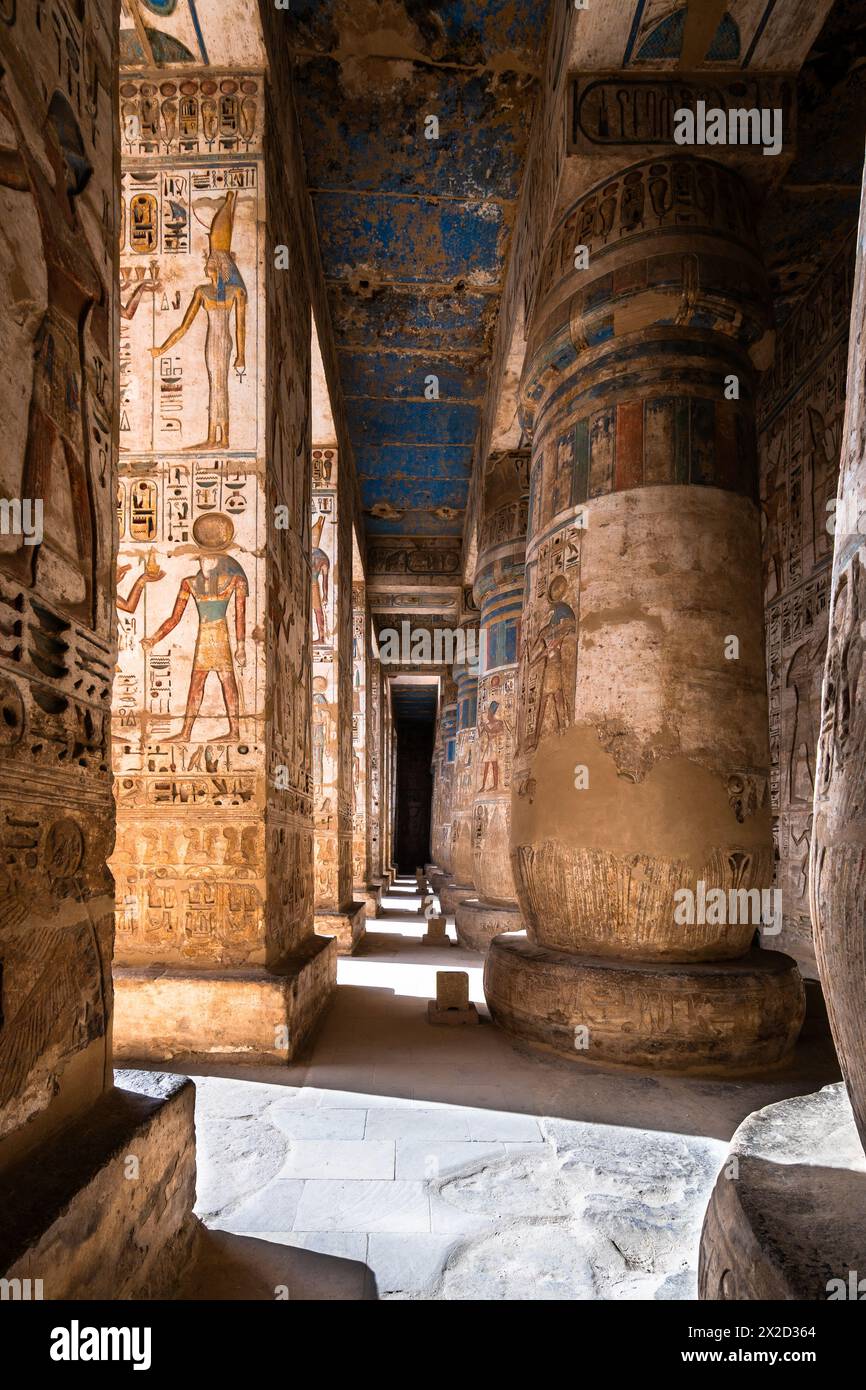 Louxor, Égypte - novembre 26 2023 : des peintures colorées et des hiéroglyphes ornent les colonnes du temple de Ramsès III à Medinet Habu sur Louxor westbank Banque D'Images