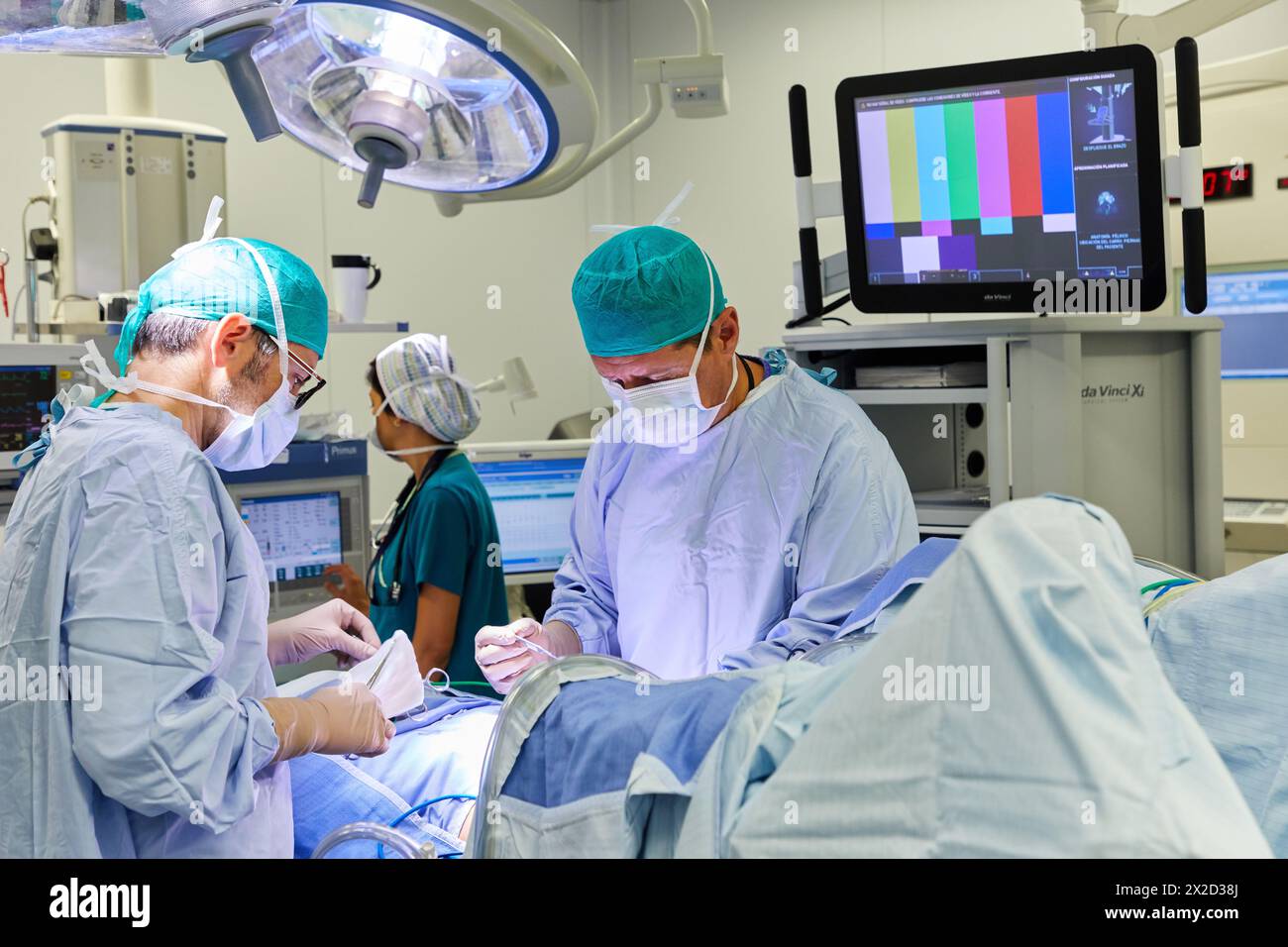 Traitement chirurgical du cancer de la prostate, prostatectomie radicale, robot chirurgical Da Vinci, équipe de chirurgiens des docteurs Madina & Azparren, Urologie, chirurgie Banque D'Images