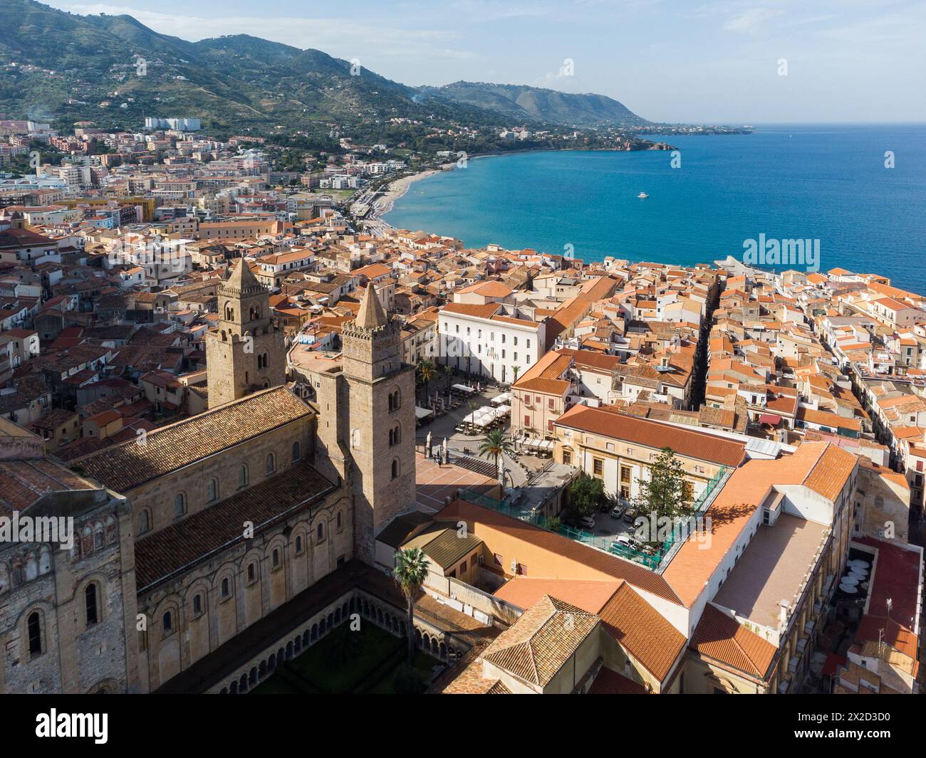 Cefalu, Italie : vue aérienne de la célèbre vieille ville de Cefalu avec sa cathédrale médiévale normande en Sicile, Italie. La ville est un holid d'été très populaire Banque D'Images