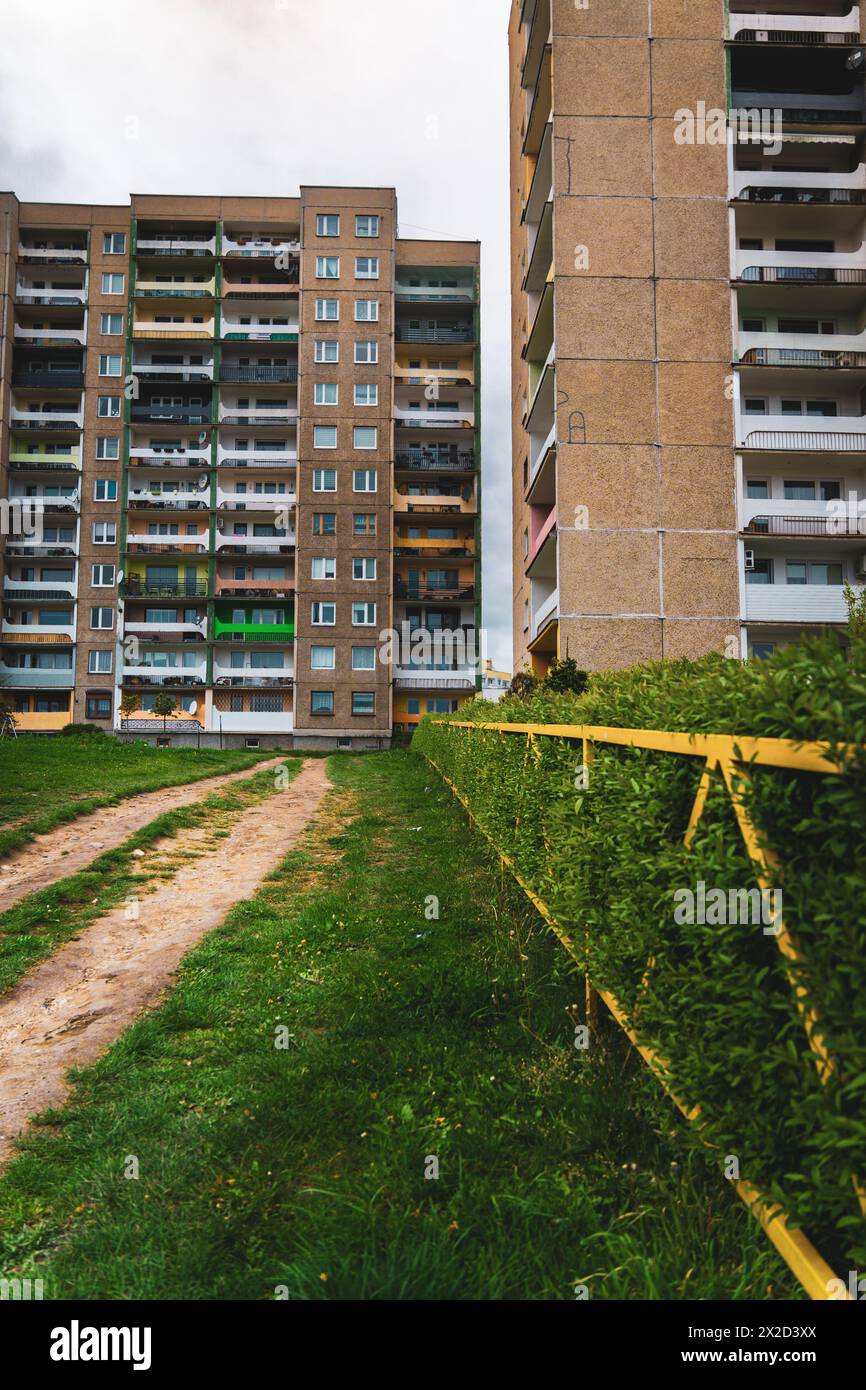 Quelques grands bâtiments sont positionnés l'un à côté de l'autre dans un cadre urbain. Banque D'Images