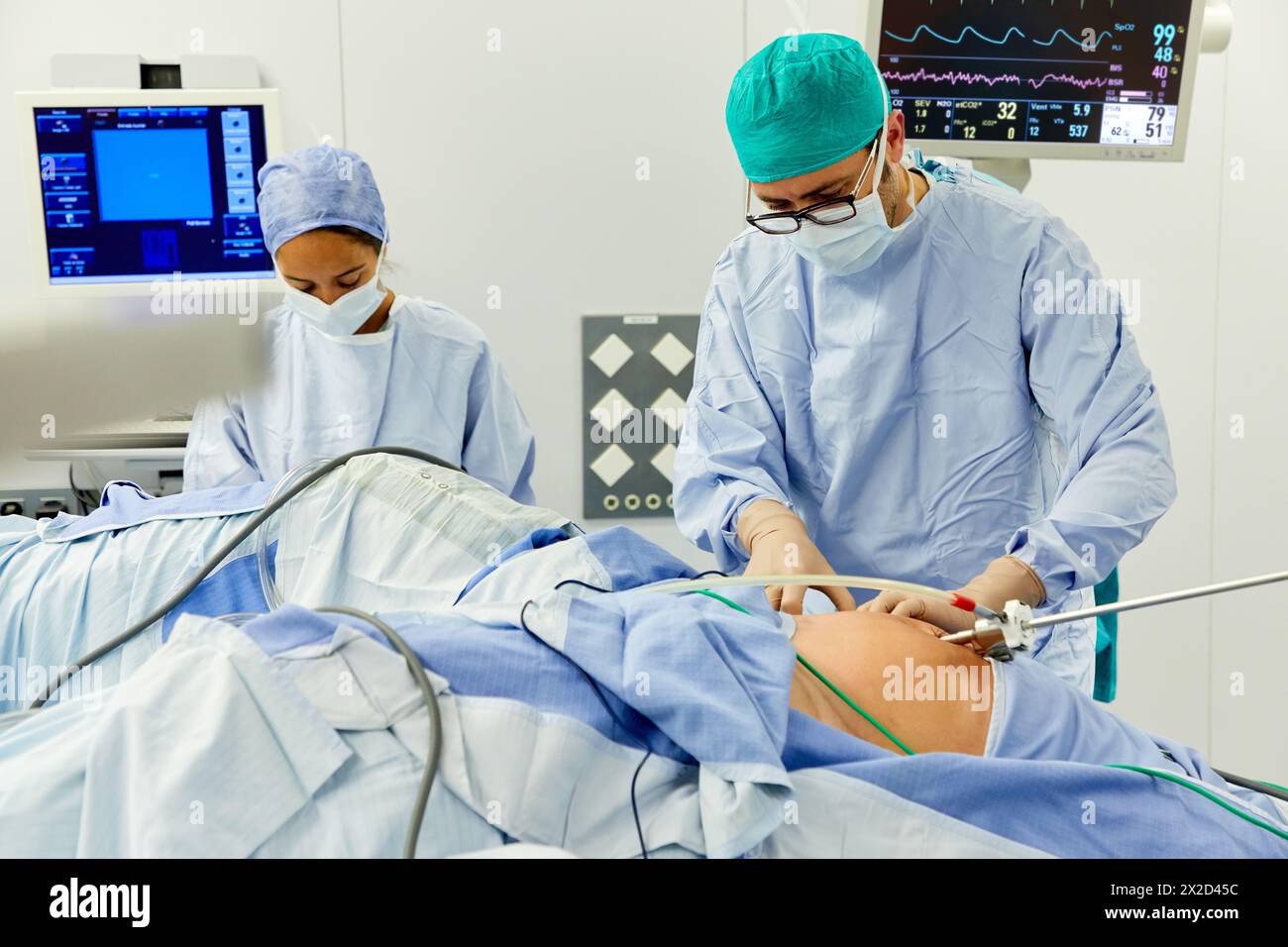 Traitement chirurgical du cancer de la prostate, prostatectomie radicale, robot chirurgical Da Vinci, équipe de chirurgiens des docteurs Madina & Azparren, Urologie, chirurgie Banque D'Images