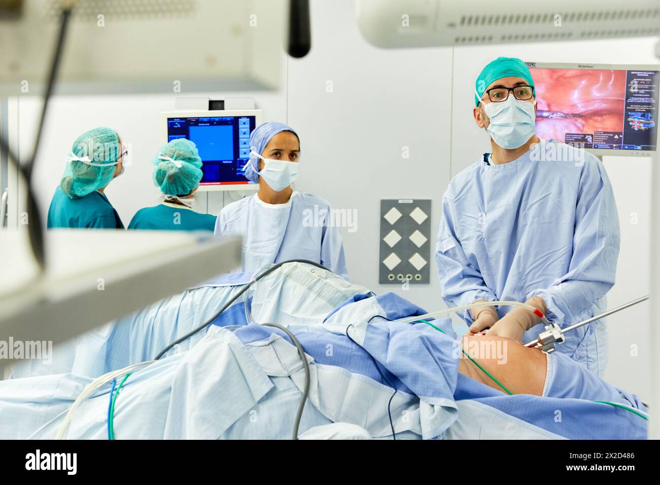 Traitement chirurgical du cancer de la prostate, prostatectomie radicale, robot chirurgical Da Vinci, équipe de chirurgiens des docteurs Madina & Azparren, Urologie, chirurgie Banque D'Images