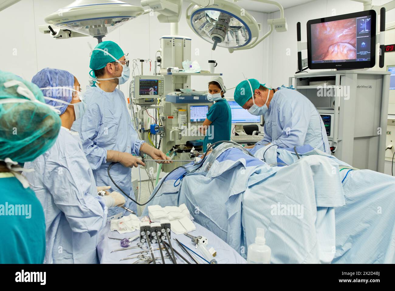 Traitement chirurgical du cancer de la prostate, prostatectomie radicale, robot chirurgical Da Vinci, équipe de chirurgiens des docteurs Madina & Azparren, Urologie, chirurgie Banque D'Images