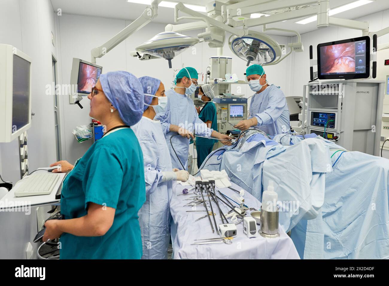 Traitement chirurgical du cancer de la prostate, prostatectomie radicale, robot chirurgical Da Vinci, équipe de chirurgiens des docteurs Madina & Azparren, Urologie, chirurgie Banque D'Images