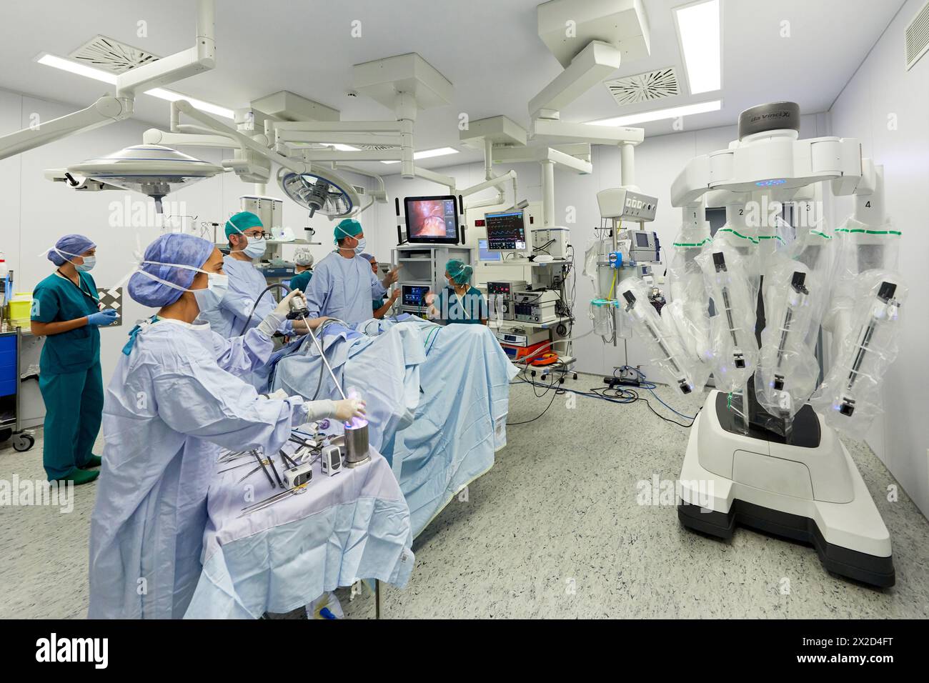 Traitement chirurgical du cancer de la prostate, prostatectomie radicale, robot chirurgical Da Vinci, équipe de chirurgiens des docteurs Madina & Azparren, Urologie, chirurgie Banque D'Images