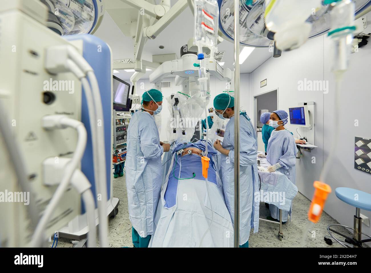 Traitement chirurgical du cancer de la prostate, prostatectomie radicale, robot chirurgical Da Vinci, équipe de chirurgiens des docteurs Madina & Azparren, Urologie, chirurgie Banque D'Images