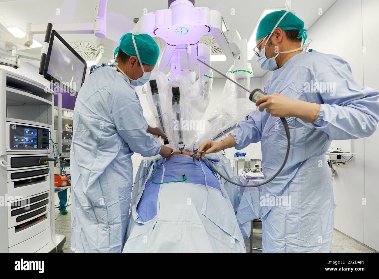 Traitement chirurgical du cancer de la prostate, prostatectomie radicale, robot chirurgical Da Vinci, équipe de chirurgiens des docteurs Madina & Azparren, Urologie, chirurgie Banque D'Images
