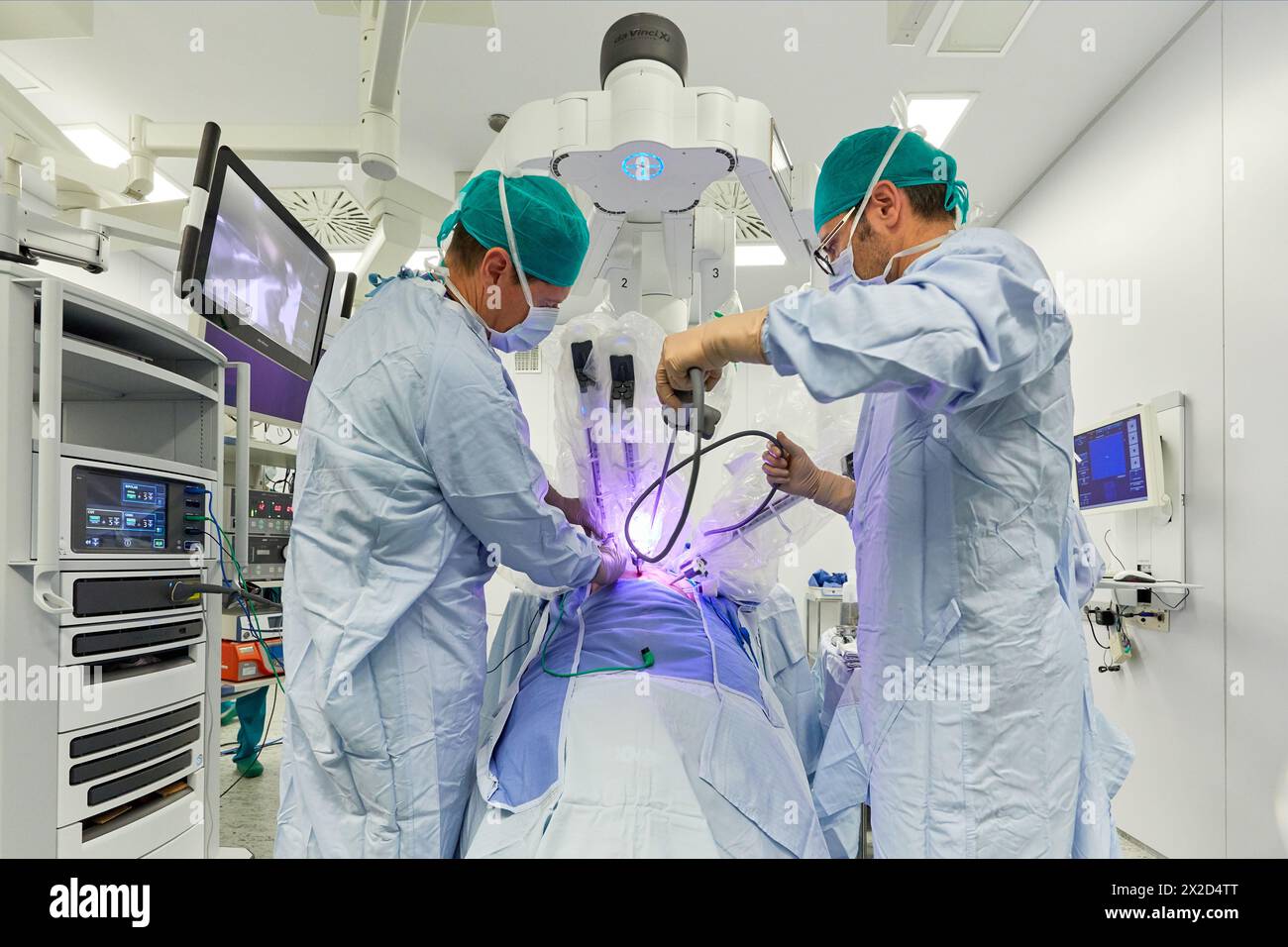 Traitement chirurgical du cancer de la prostate, prostatectomie radicale, robot chirurgical Da Vinci, équipe de chirurgiens des docteurs Madina & Azparren, Urologie, chirurgie Banque D'Images
