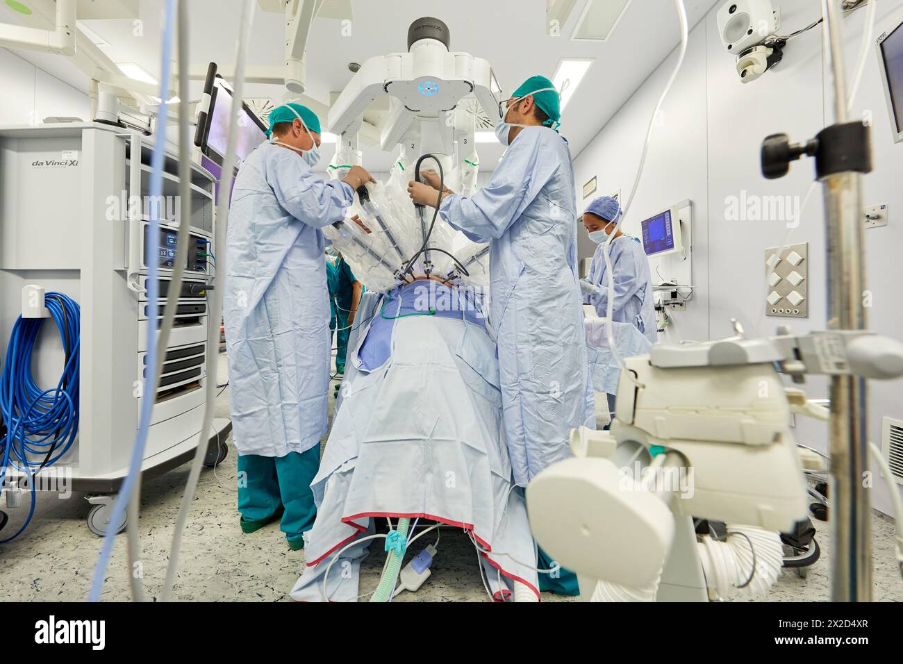 Traitement chirurgical du cancer de la prostate, prostatectomie radicale, robot chirurgical Da Vinci, équipe de chirurgiens des docteurs Madina & Azparren, Urologie, chirurgie Banque D'Images