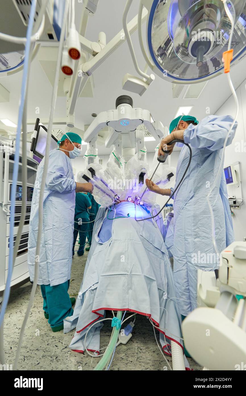 Traitement chirurgical du cancer de la prostate, prostatectomie radicale, robot chirurgical Da Vinci, équipe de chirurgiens des docteurs Madina & Azparren, Urologie, chirurgie Banque D'Images