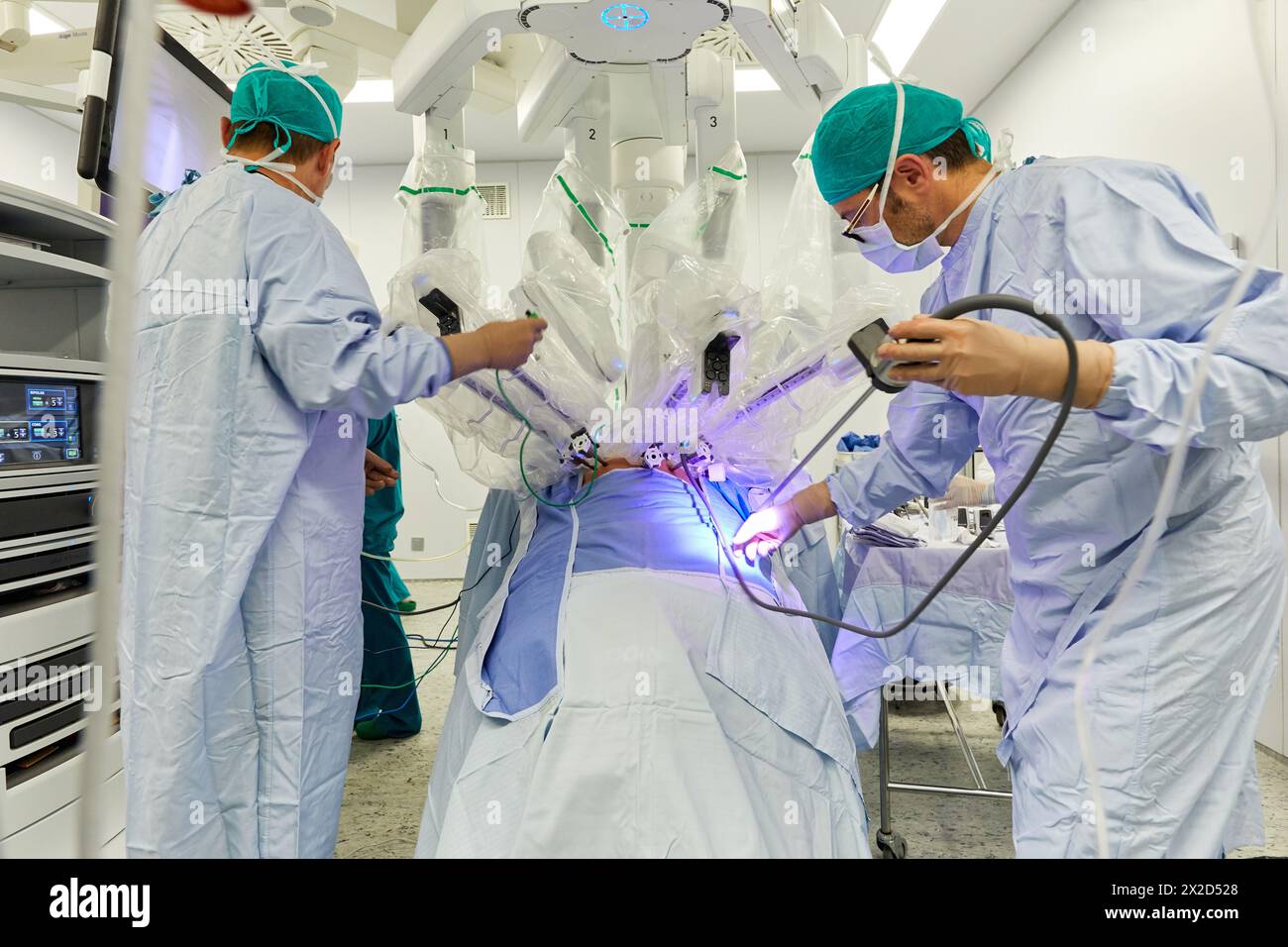 Traitement chirurgical du cancer de la prostate, prostatectomie radicale, robot chirurgical Da Vinci, équipe de chirurgiens des docteurs Madina & Azparren, Urologie, chirurgie Banque D'Images