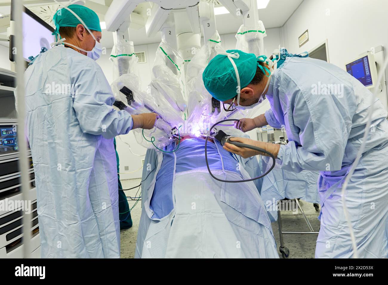 Traitement chirurgical du cancer de la prostate, prostatectomie radicale, robot chirurgical Da Vinci, équipe de chirurgiens des docteurs Madina & Azparren, Urologie, chirurgie Banque D'Images