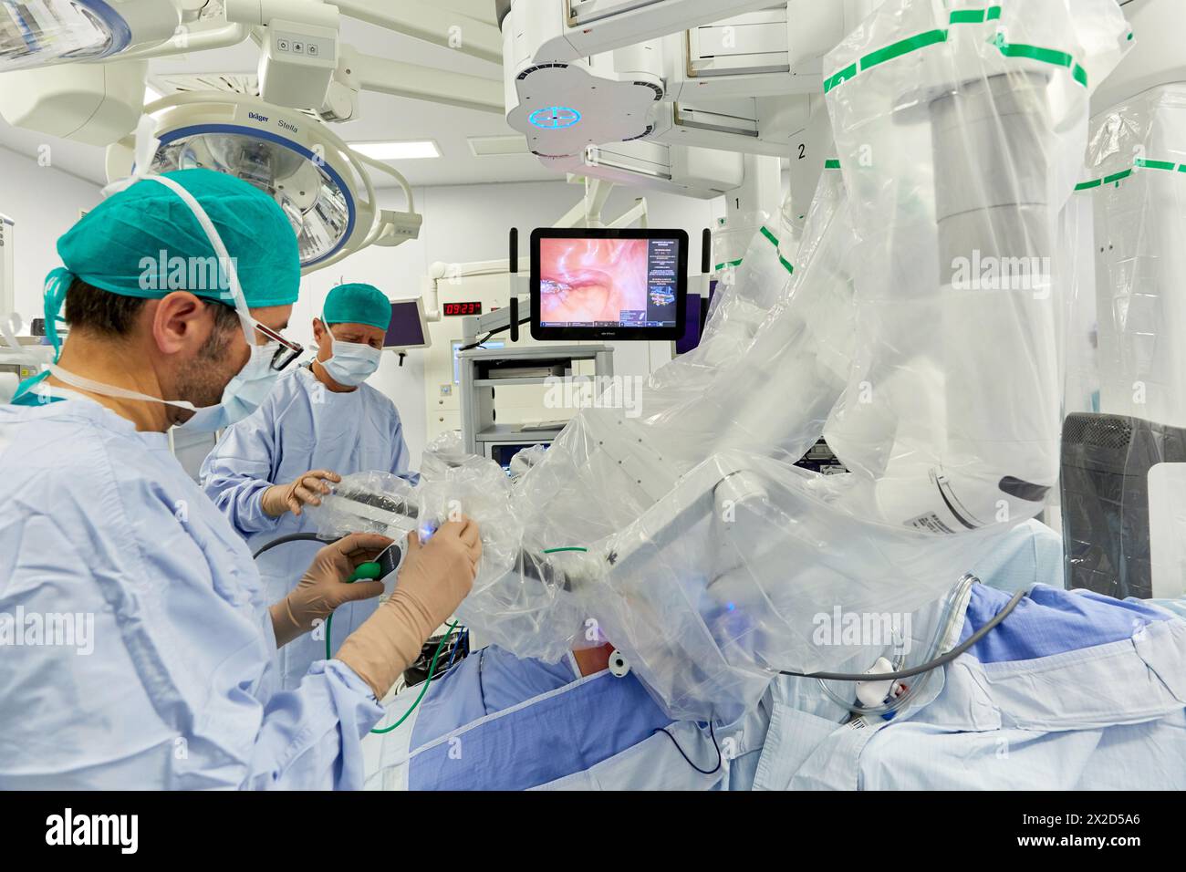 Traitement chirurgical du cancer de la prostate, prostatectomie radicale, robot chirurgical Da Vinci, équipe de chirurgiens des docteurs Madina & Azparren, Urologie, chirurgie Banque D'Images