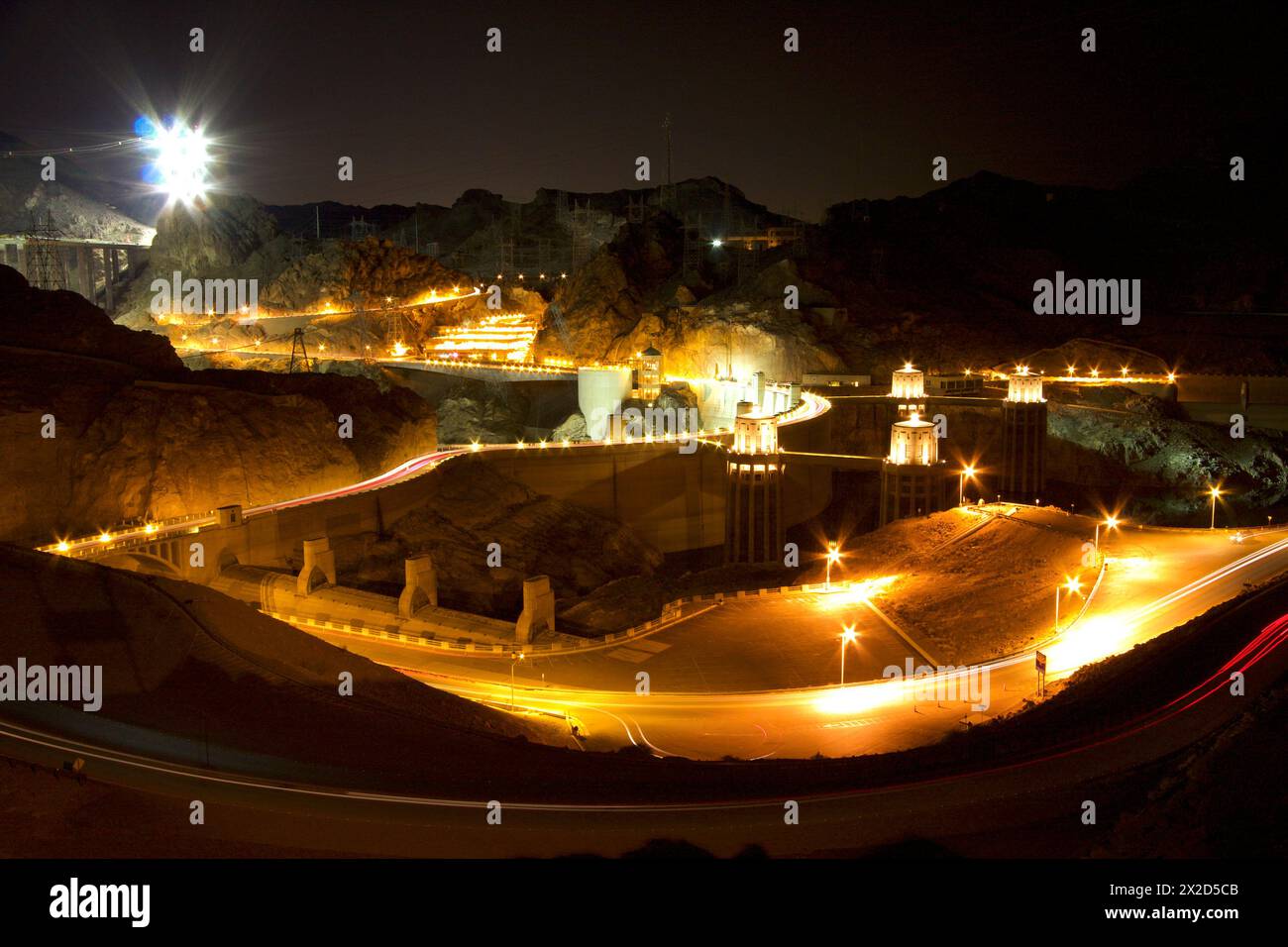 Barrage Hoover la nuit avec le barrage Hoover et Pat Tillman Memorial Bridge en construction. Banque D'Images