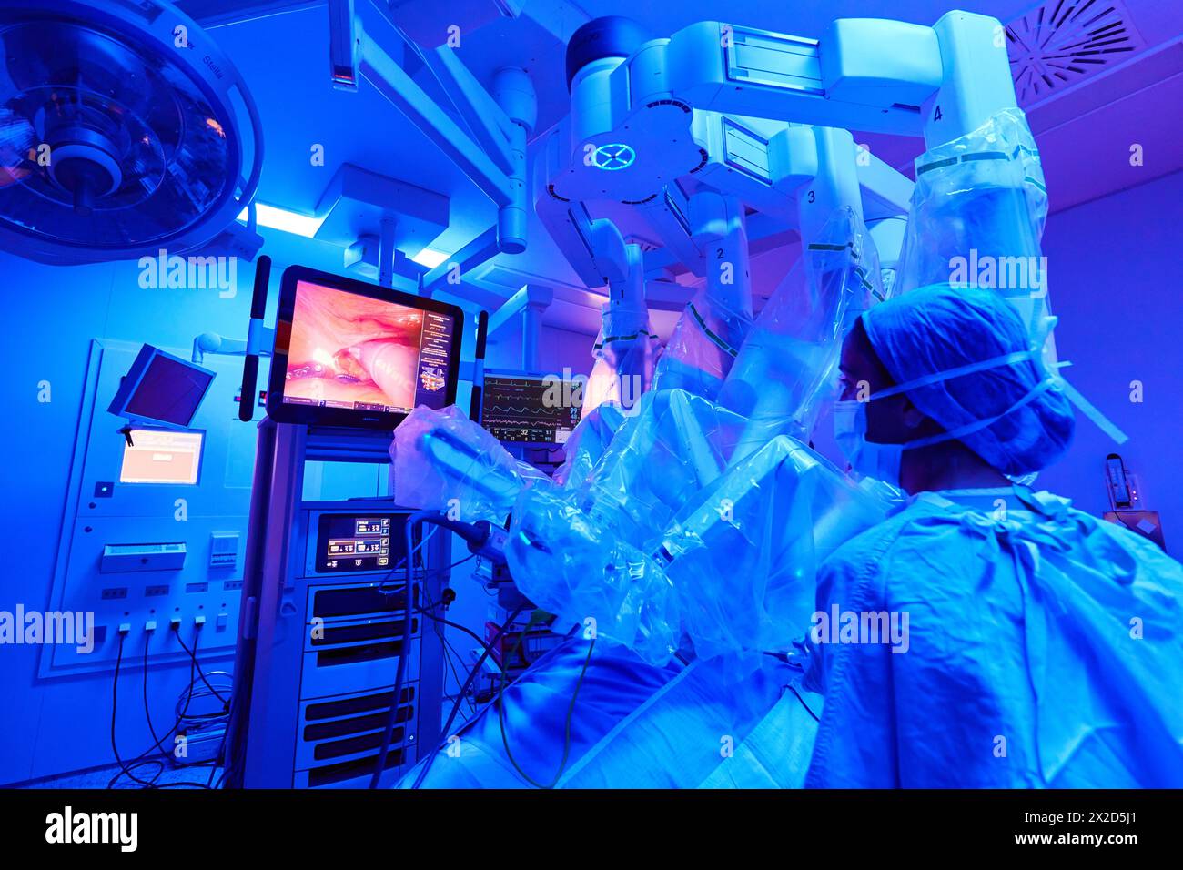 Traitement chirurgical du cancer de la prostate, prostatectomie radicale, robot chirurgical Da Vinci, équipe de chirurgiens des docteurs Madina & Azparren, Urologie, chirurgie Banque D'Images