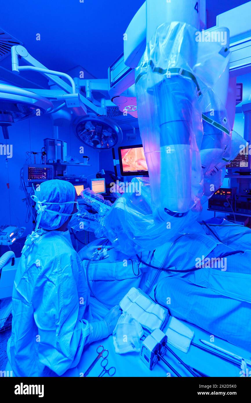 Traitement chirurgical du cancer de la prostate, prostatectomie radicale, robot chirurgical Da Vinci, équipe de chirurgiens des docteurs Madina & Azparren, Urologie, chirurgie Banque D'Images