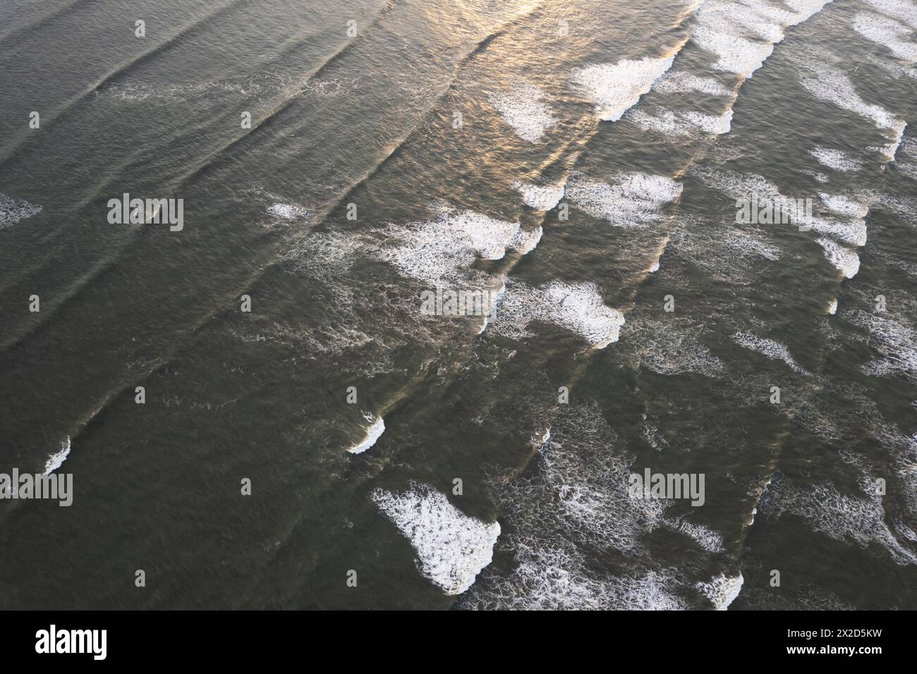 Briser les vagues de la mer sur la surface de l'océan sur la lumière du coucher du soleil vue drone aérienne Banque D'Images