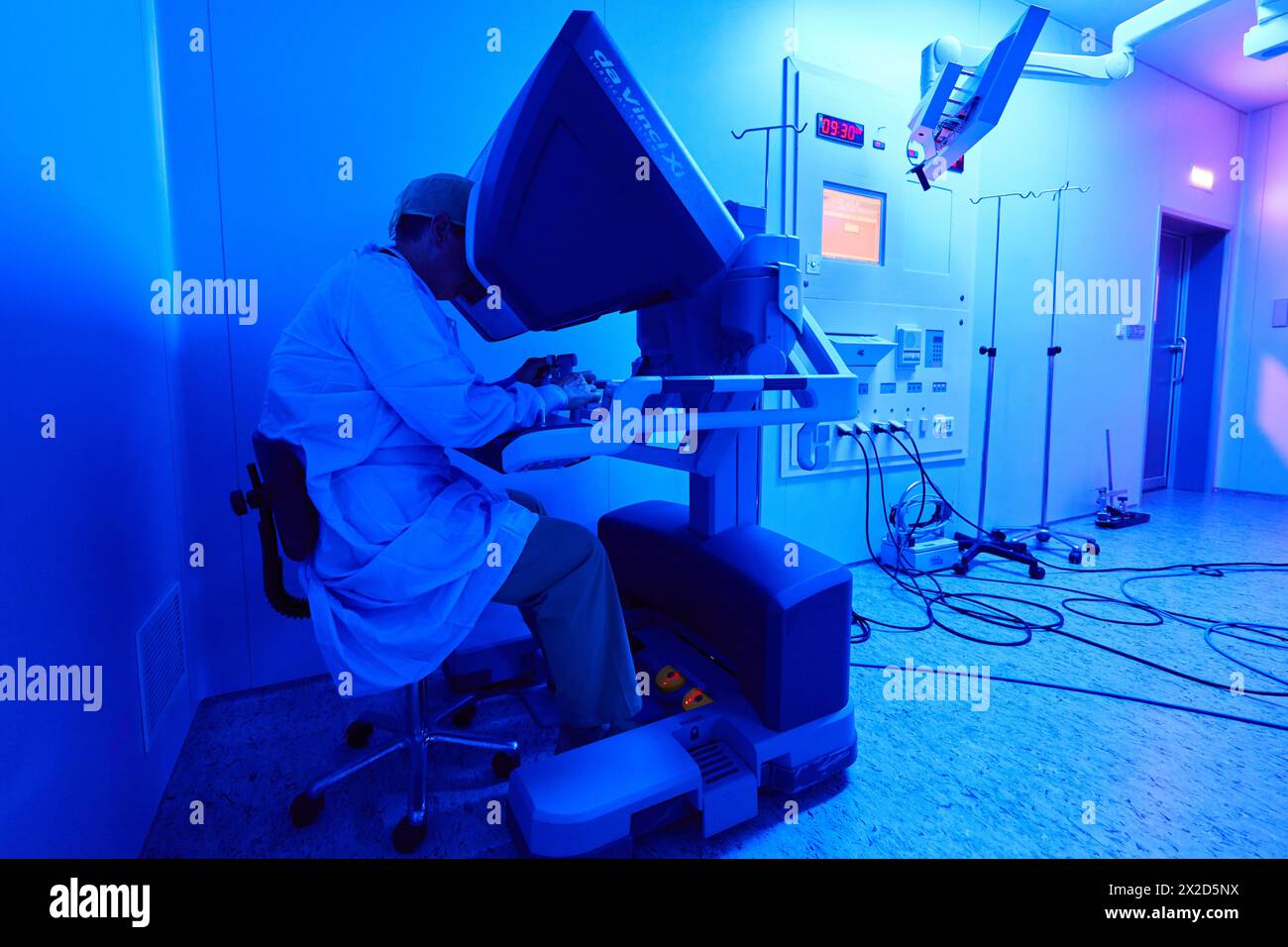 Traitement chirurgical du cancer de la prostate, prostatectomie radicale, robot chirurgical Da Vinci, équipe de chirurgiens des docteurs Madina & Azparren, Urologie, chirurgie Banque D'Images