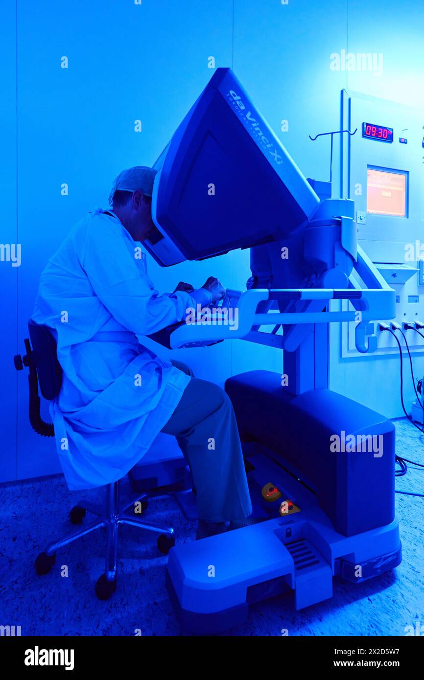 Traitement chirurgical du cancer de la prostate, prostatectomie radicale, robot chirurgical Da Vinci, équipe de chirurgiens des docteurs Madina & Azparren, Urologie, chirurgie Banque D'Images