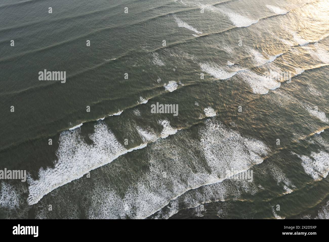 Fond de vagues océaniques sur la vue de drone aérien susnet léger Banque D'Images