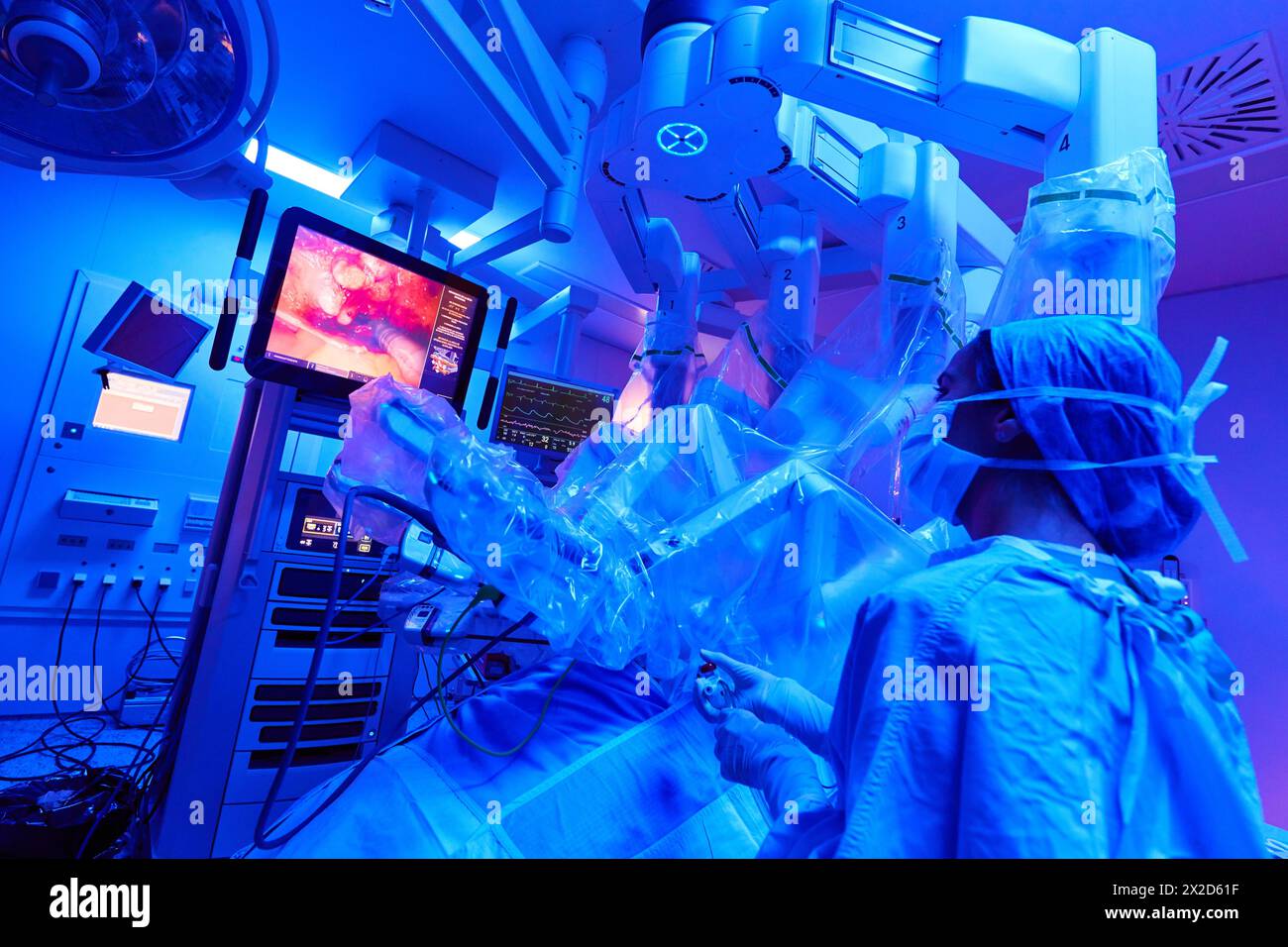 Traitement chirurgical du cancer de la prostate, prostatectomie radicale, robot chirurgical Da Vinci, équipe de chirurgiens des docteurs Madina & Azparren, Urologie, chirurgie Banque D'Images