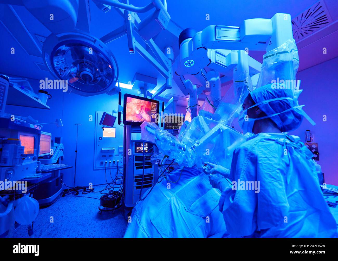 Traitement chirurgical du cancer de la prostate, prostatectomie radicale, robot chirurgical Da Vinci, équipe de chirurgiens des docteurs Madina & Azparren, Urologie, chirurgie Banque D'Images