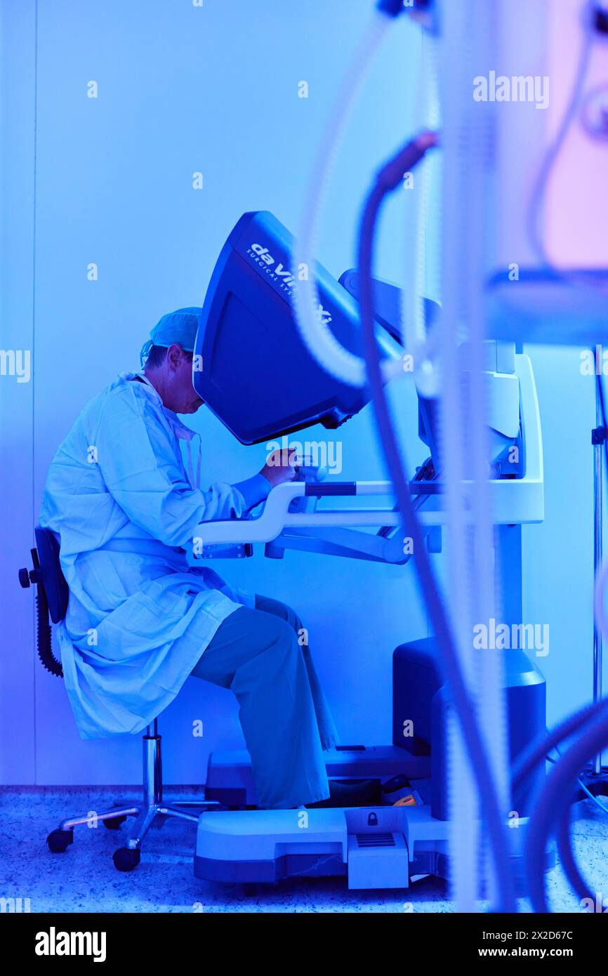 Traitement chirurgical du cancer de la prostate, prostatectomie radicale, robot chirurgical Da Vinci, équipe de chirurgiens des docteurs Madina & Azparren, Urologie, chirurgie Banque D'Images