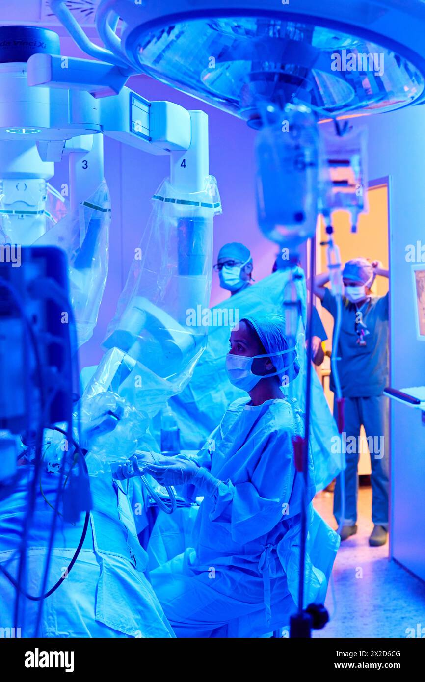 Traitement chirurgical du cancer de la prostate, prostatectomie radicale, robot chirurgical Da Vinci, équipe de chirurgiens des docteurs Madina & Azparren, Urologie, chirurgie Banque D'Images
