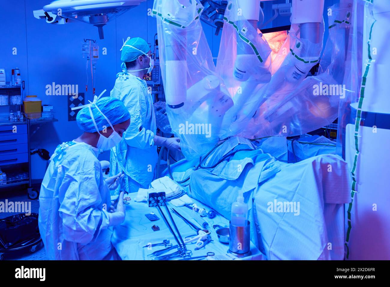 Traitement chirurgical du cancer de la prostate, prostatectomie radicale, robot chirurgical Da Vinci, équipe de chirurgiens des docteurs Madina & Azparren, Urologie, chirurgie Banque D'Images