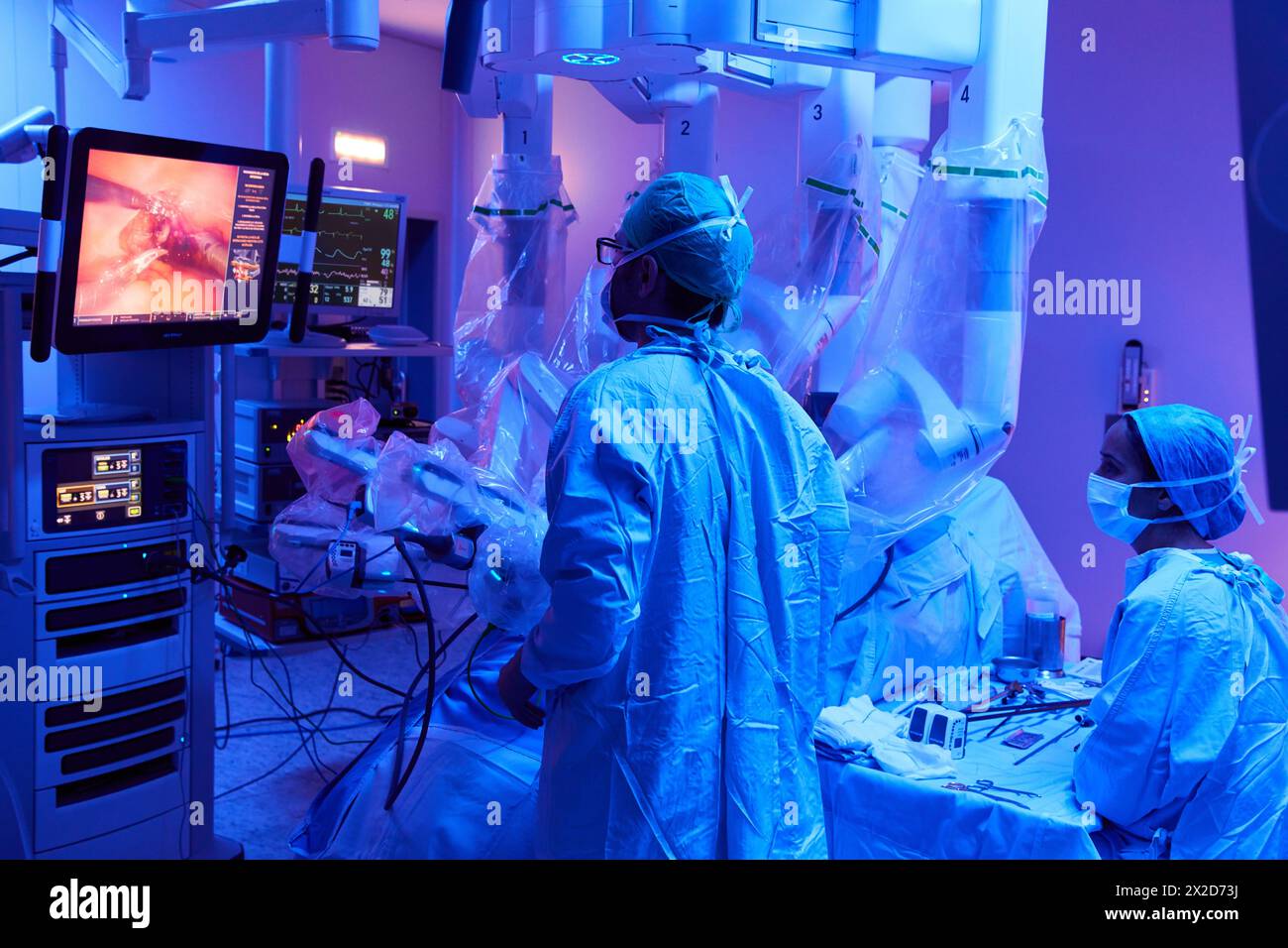 Traitement chirurgical du cancer de la prostate, prostatectomie radicale, robot chirurgical Da Vinci, équipe de chirurgiens des docteurs Madina & Azparren, Urologie, chirurgie Banque D'Images