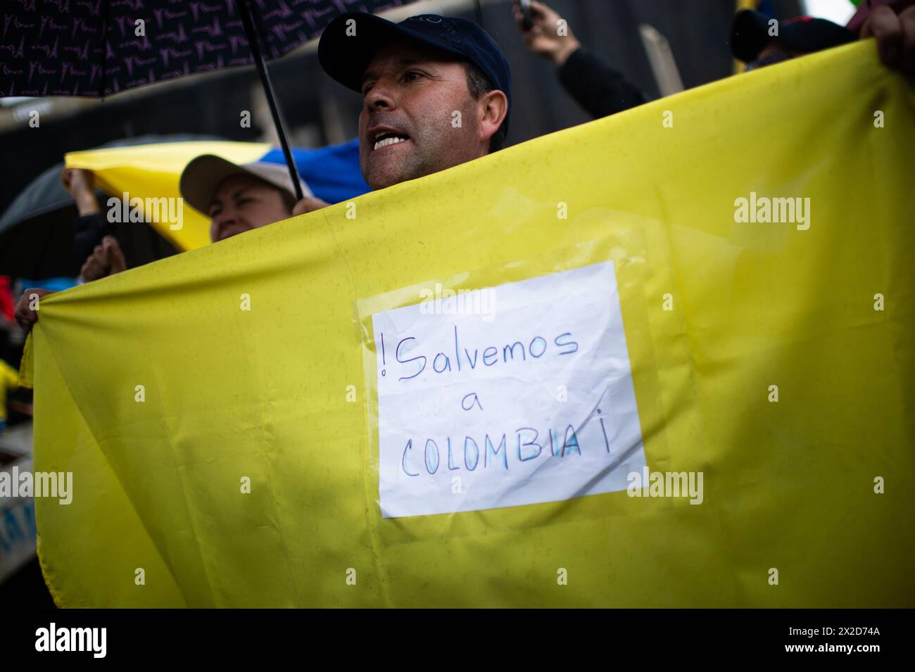 Bogota, Colombie. 21 avril 2024. Des manifestants prennent part à une manifestation contre les projets de loi de réforme sur la santé, la retraite, l'emploi et les secteurs pénitentiaires, à Bogota, en Colombie, le 21 avril 2024. Photo par : Sebastian Barros/long Visual Press crédit : long Visual Press/Alamy Live News Banque D'Images