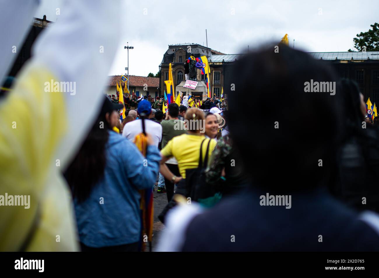 Bogota, Colombie. 21 avril 2024. Des manifestants prennent part à une manifestation contre les projets de loi de réforme sur la santé, la retraite, l'emploi et les secteurs pénitentiaires, à Bogota, en Colombie, le 21 avril 2024. Photo par : Sebastian Barros/long Visual Press crédit : long Visual Press/Alamy Live News Banque D'Images