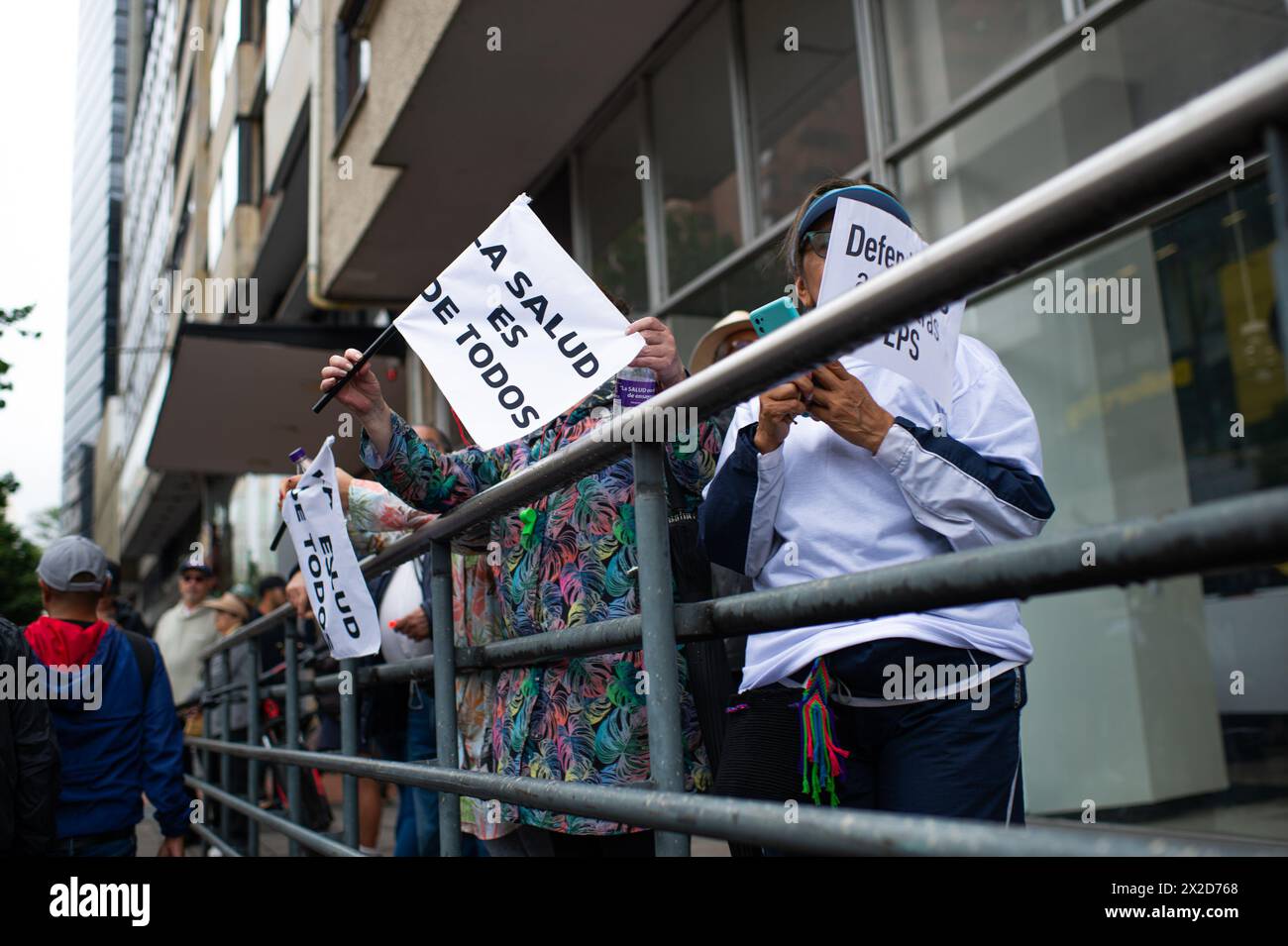 Bogota, Colombie. 21 avril 2024. Des manifestants prennent part à une manifestation contre les projets de loi de réforme sur la santé, la retraite, l'emploi et les secteurs pénitentiaires, à Bogota, en Colombie, le 21 avril 2024. Photo par : Sebastian Barros/long Visual Press crédit : long Visual Press/Alamy Live News Banque D'Images