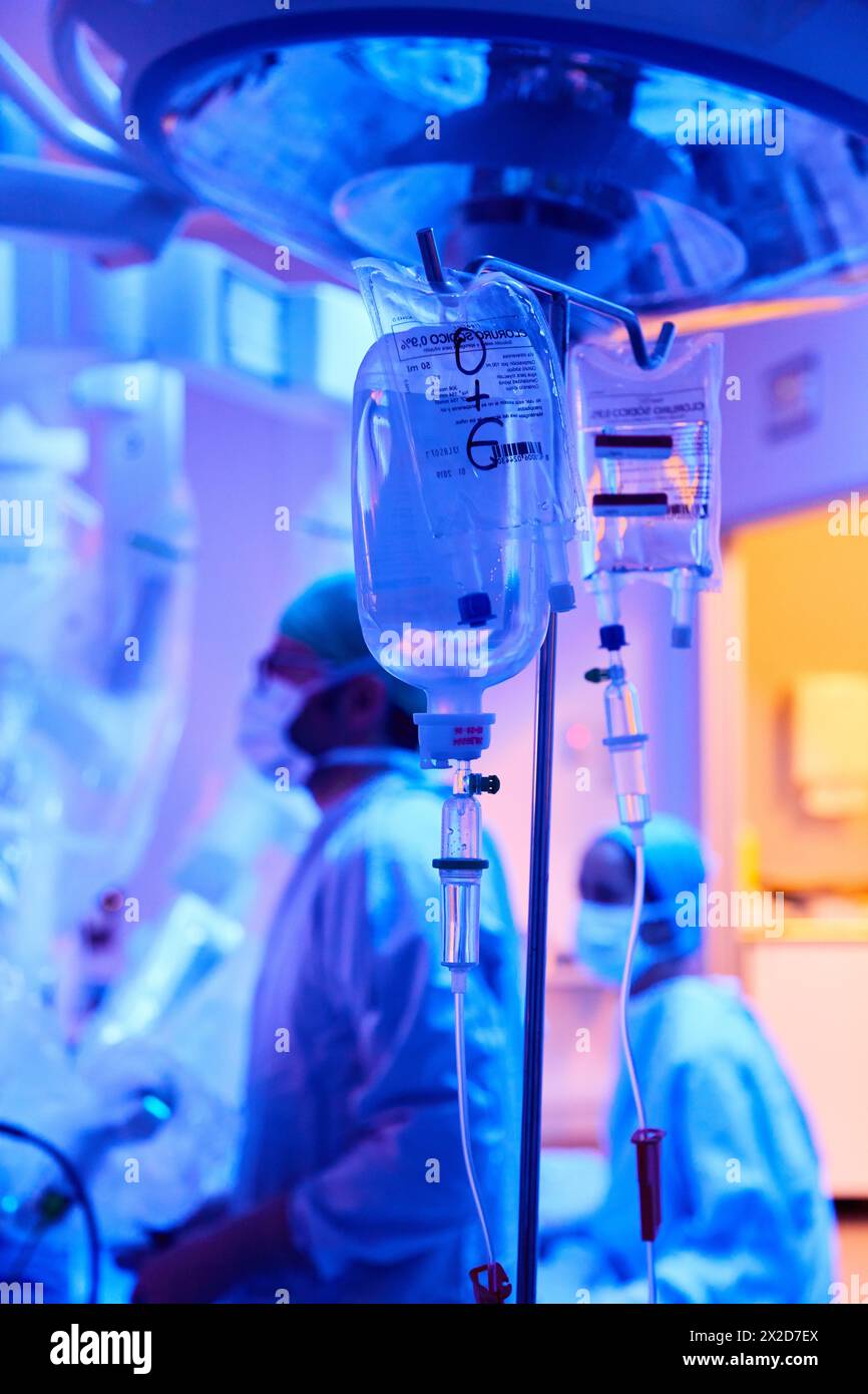 Le sérum, le traitement chirurgical du cancer de la prostate, la prostatectomie radicale, robot chirurgical da Vinci, l'équipe de chirurgiens de médecins Madina & Azparren, urologie, Banque D'Images