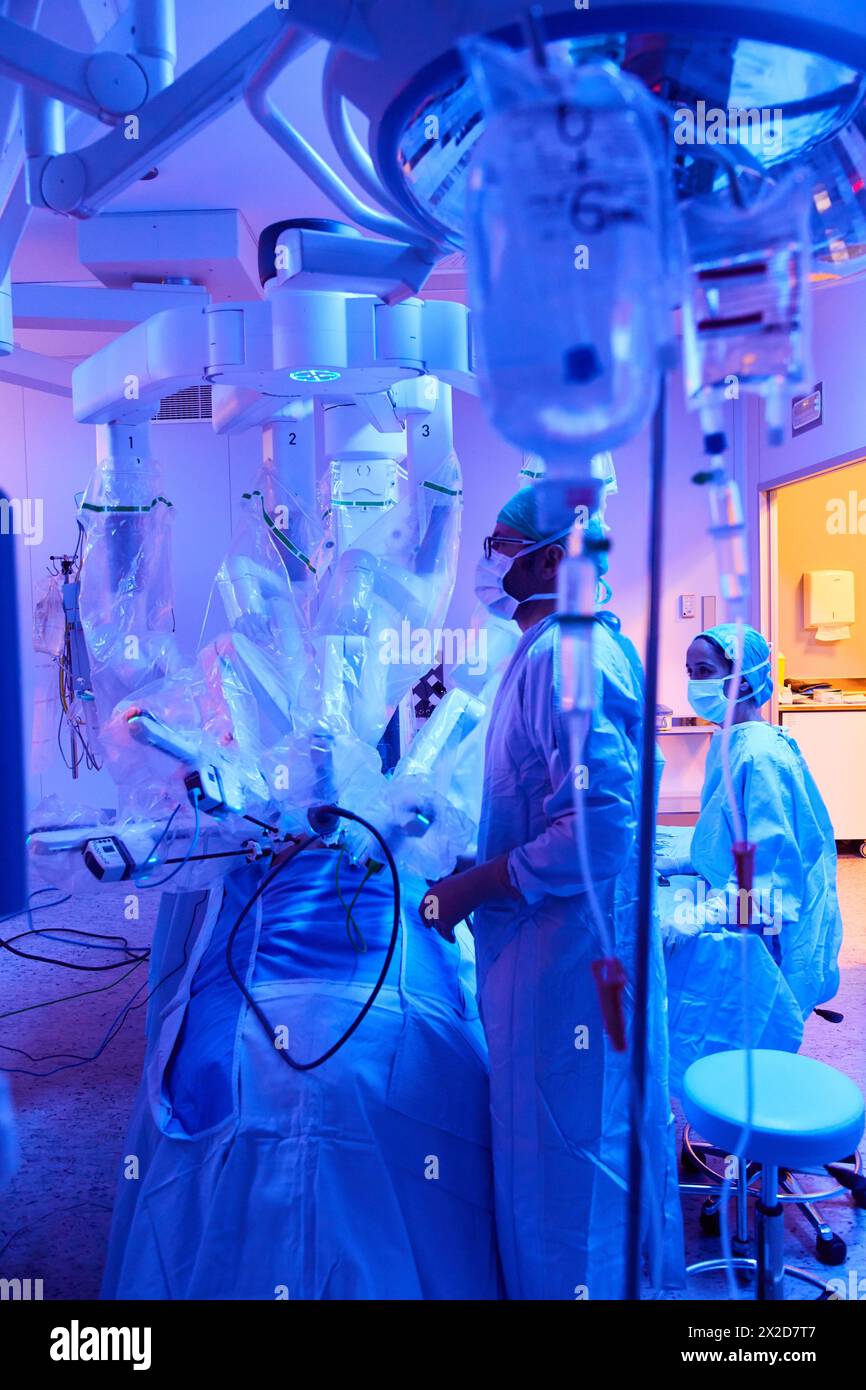 Traitement chirurgical du cancer de la prostate, prostatectomie radicale, robot chirurgical Da Vinci, équipe de chirurgiens des docteurs Madina & Azparren, Urologie, chirurgie Banque D'Images
