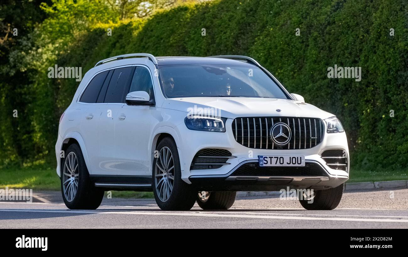 Bicester, UK- Apr 21st2024 : 2020 blanc Mercedes Benz GLS 400 AMG ligne voiture à moteur diesel conduisant sur une route britannique Banque D'Images