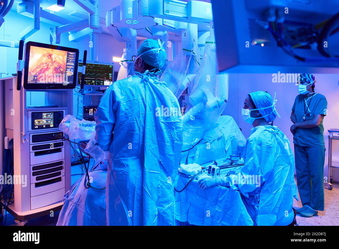 Traitement chirurgical du cancer de la prostate, prostatectomie radicale, robot chirurgical Da Vinci, équipe de chirurgiens des docteurs Madina & Azparren, Urologie, chirurgie Banque D'Images