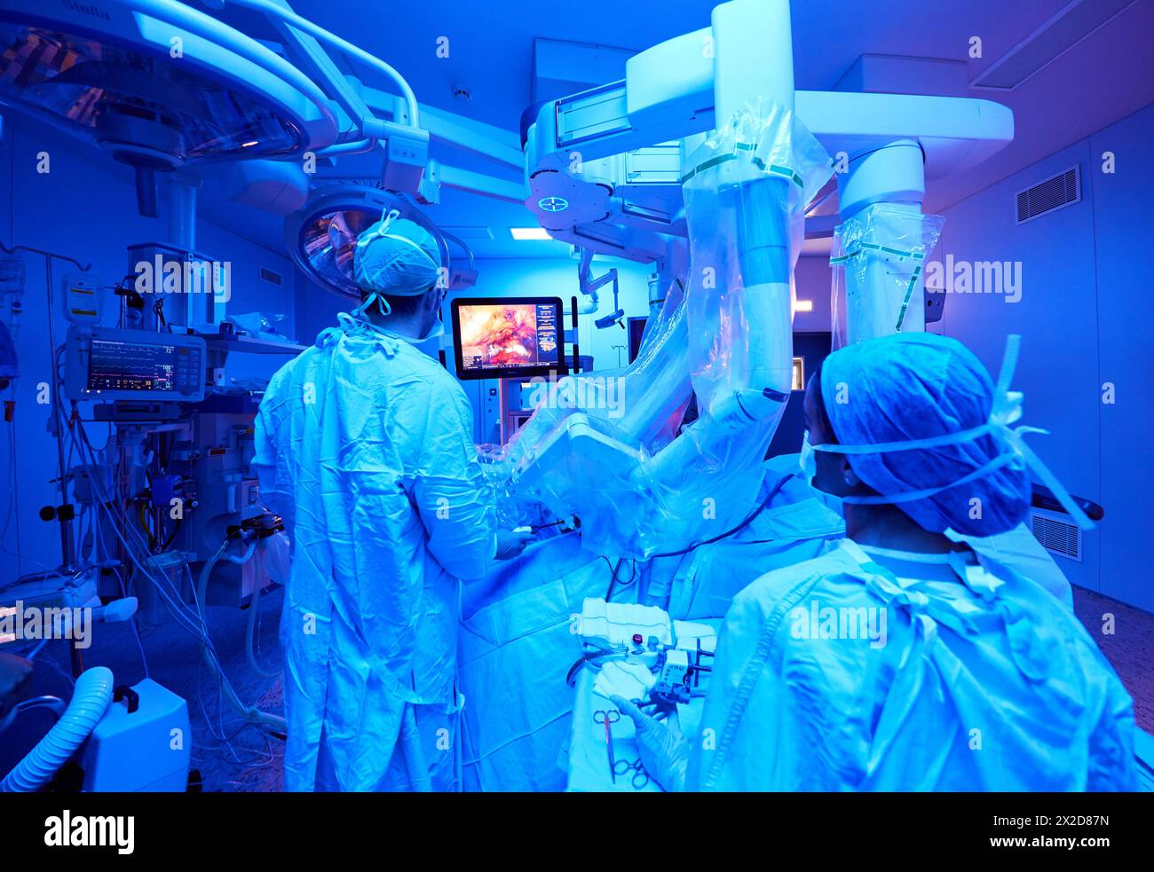 Traitement chirurgical du cancer de la prostate, prostatectomie radicale, robot chirurgical Da Vinci, équipe de chirurgiens des docteurs Madina & Azparren, Urologie, chirurgie Banque D'Images