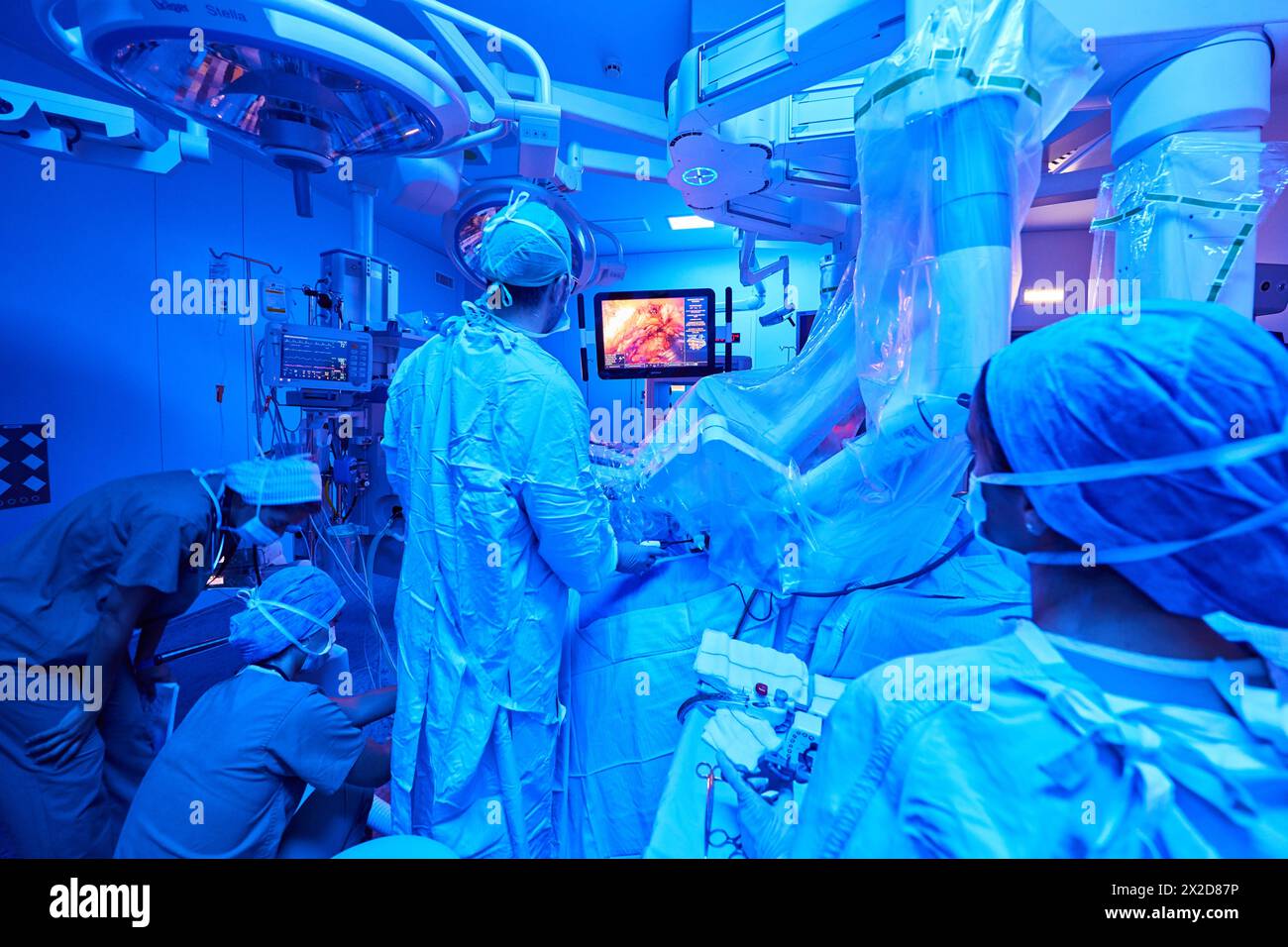 Traitement chirurgical du cancer de la prostate, prostatectomie radicale, robot chirurgical Da Vinci, équipe de chirurgiens des docteurs Madina & Azparren, Urologie, chirurgie Banque D'Images