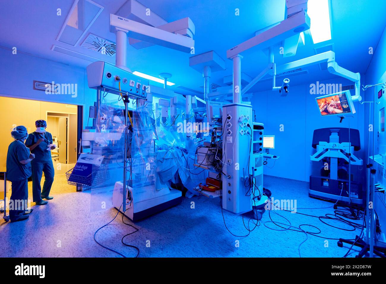 Traitement chirurgical du cancer de la prostate, prostatectomie radicale, robot chirurgical Da Vinci, équipe de chirurgiens des docteurs Madina & Azparren, Urologie, chirurgie Banque D'Images