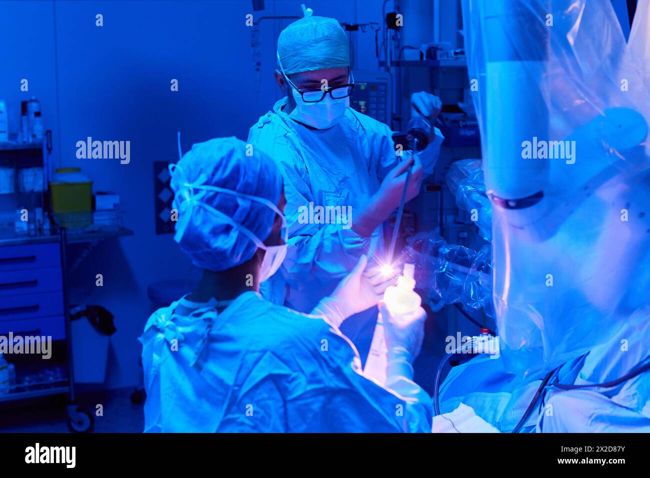 Traitement chirurgical du cancer de la prostate, prostatectomie radicale, robot chirurgical Da Vinci, équipe de chirurgiens des docteurs Madina & Azparren, Urologie, chirurgie Banque D'Images