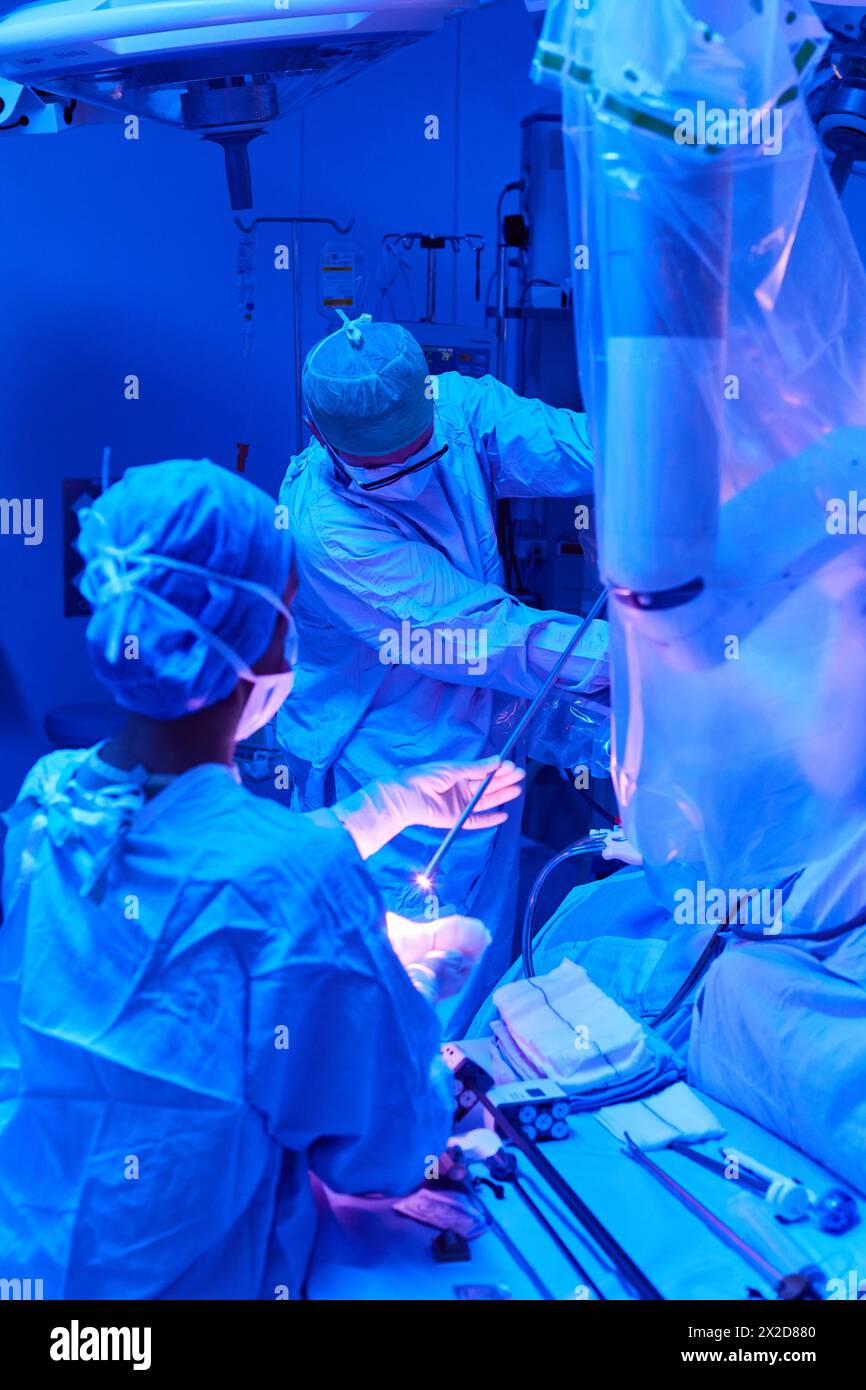 Traitement chirurgical du cancer de la prostate, prostatectomie radicale, robot chirurgical Da Vinci, équipe de chirurgiens des docteurs Madina & Azparren, Urologie, chirurgie Banque D'Images