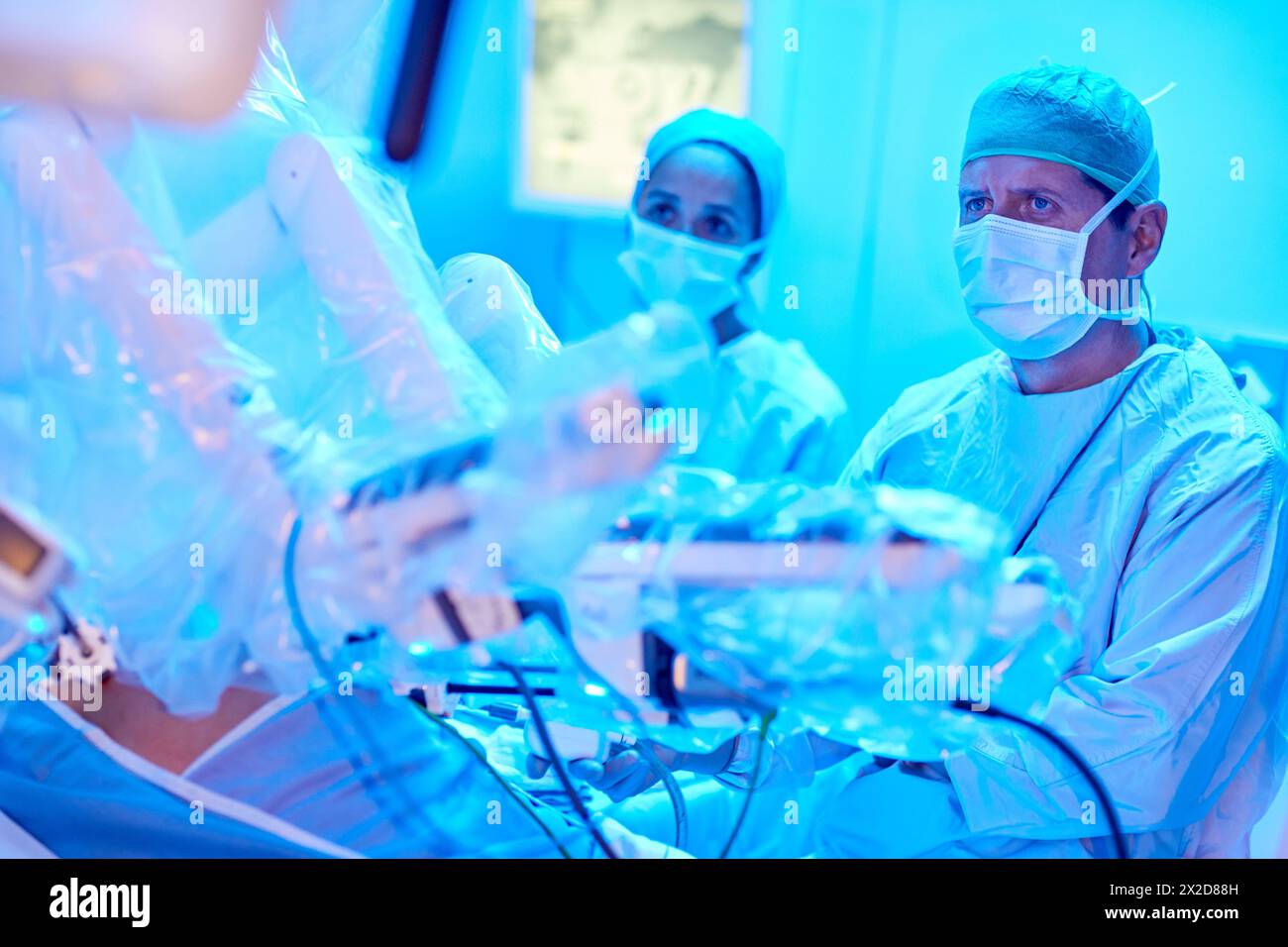 Traitement chirurgical du cancer de la prostate, prostatectomie radicale, robot chirurgical Da Vinci, équipe de chirurgiens des docteurs Madina & Azparren, Urologie, chirurgie Banque D'Images